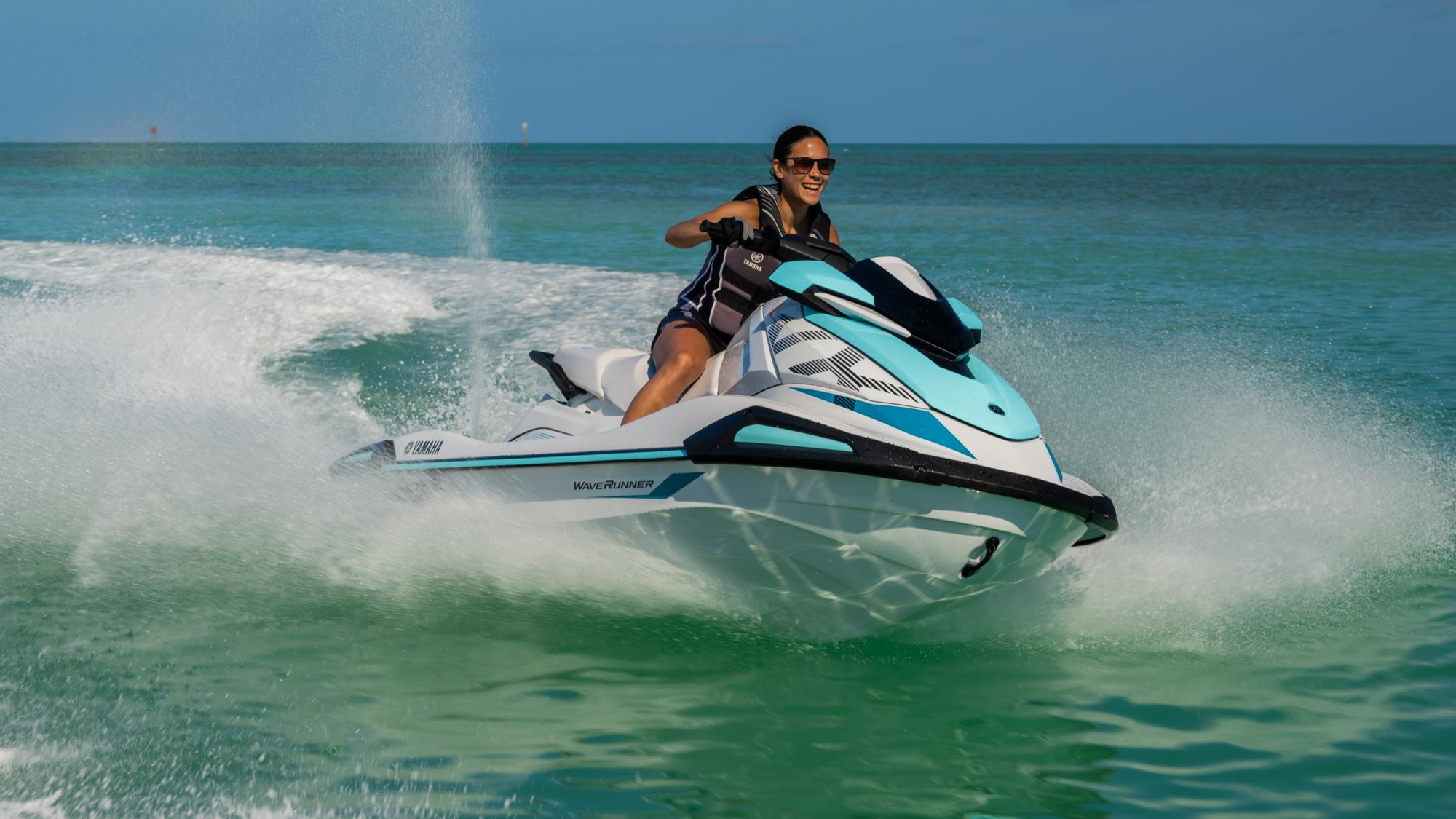 Jetski Yamaha WaveRunner en pleine action sur la Méditerranée à Saïdia