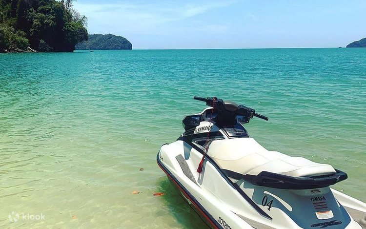 Jetski Yamaha VX sur une plage aux eaux cristallines