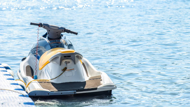 Jetski amarré au ponton dans une eau limpide