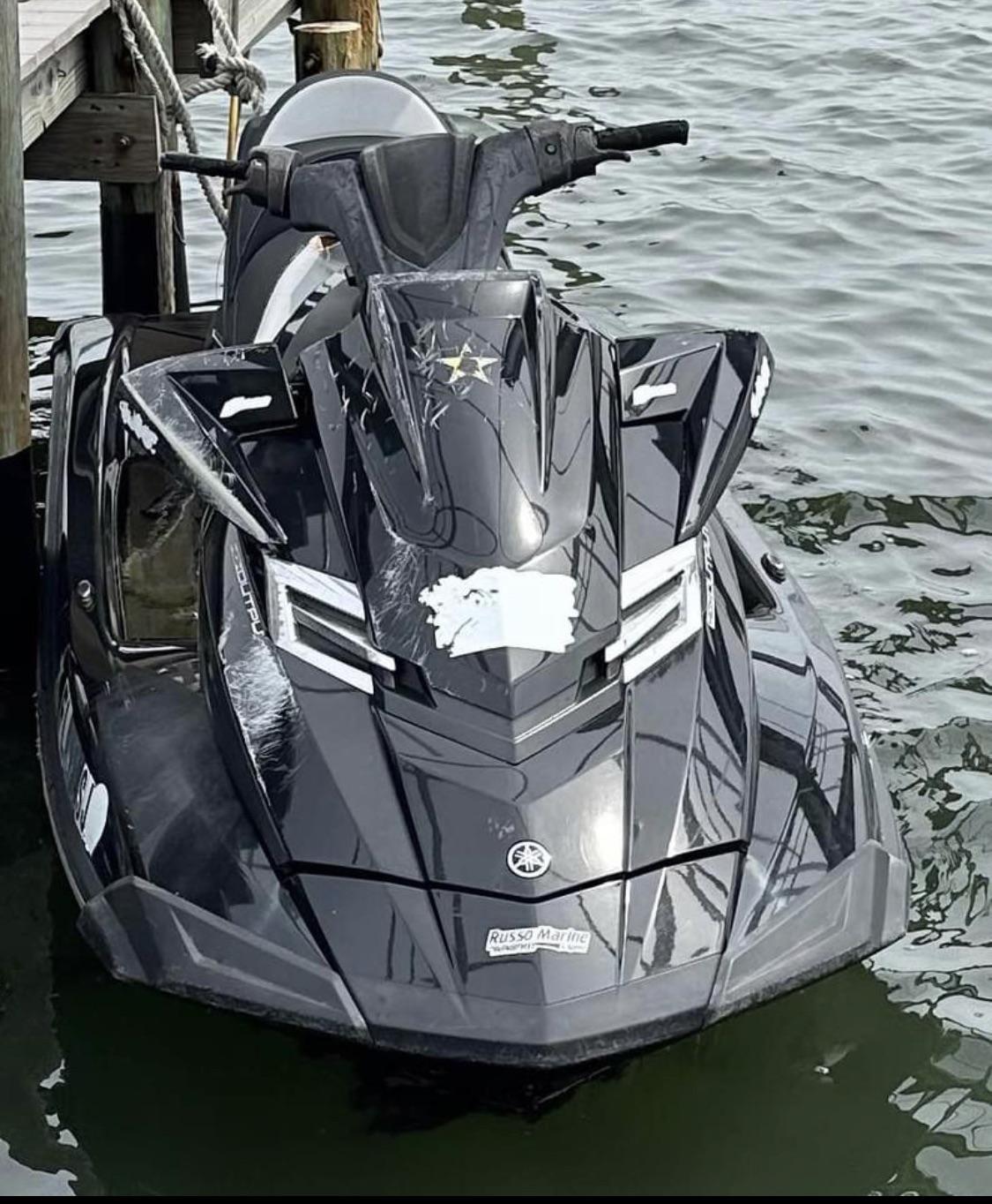 Jetski FX haute performance amarré au ponton