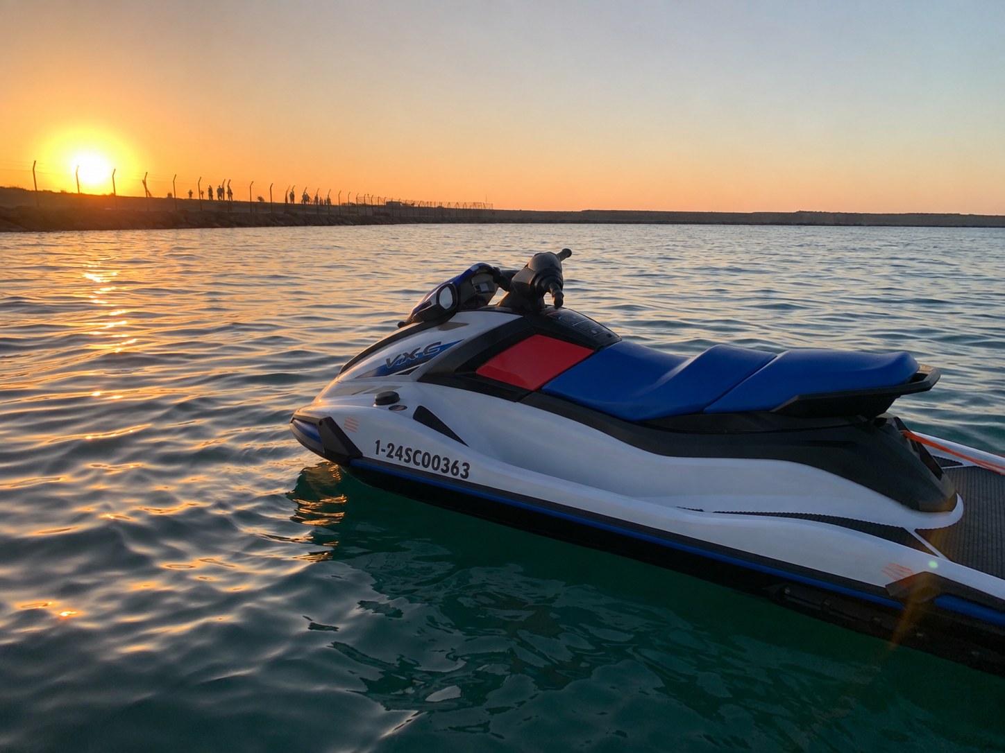 Jetski VX-C sur l'eau calme de la Méditerranée